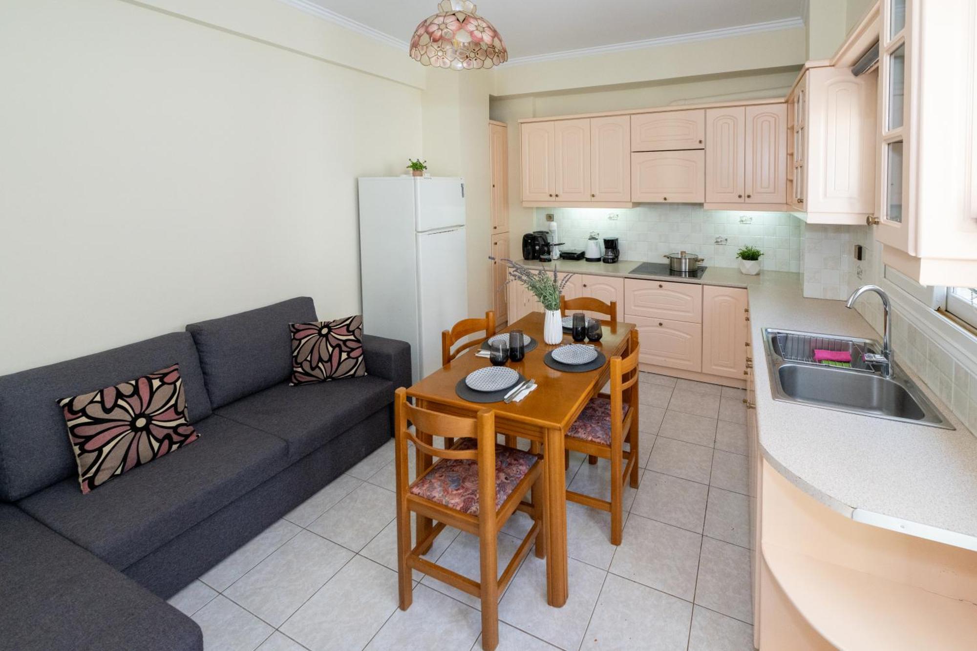 Mando Patrasso - Classical Apartment In The Center Of Patras With Free Parking Exterior photo
