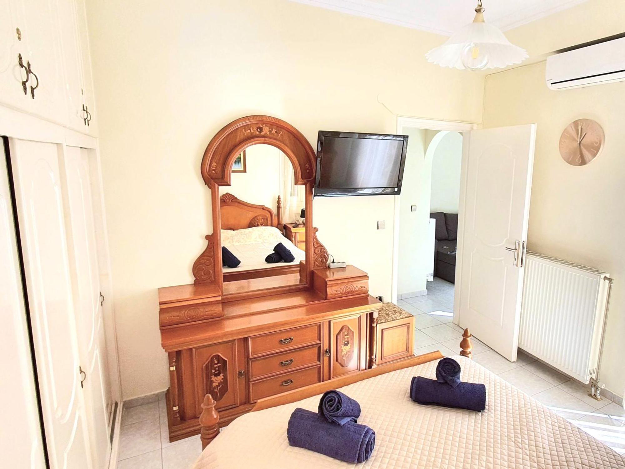 Mando Patrasso - Classical Apartment In The Center Of Patras With Free Parking Exterior photo